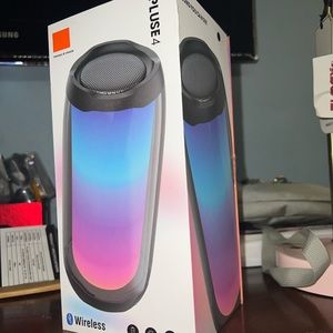 Pulse 4 Color changing speaker